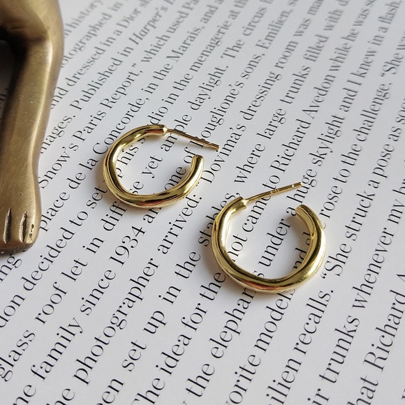 1 Left! Gold Small Gold Hoop Earrings - Picture 4 of 4
